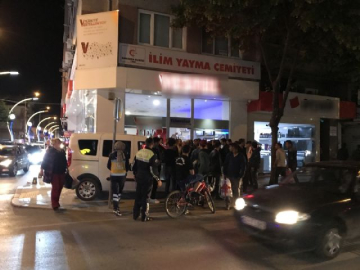 Havaya ateş eden şahsı bıçak ve silahlarla kovaladılar