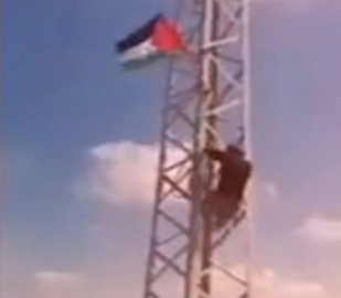 Filistinli bacaksız genç İsrail askerlerine meydan okudu