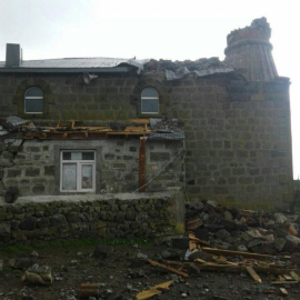 Kars'ta rüzgar cami minaresini yıktı