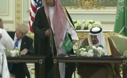 Suudi Kralı Salman ve Trump arasında imzalar atıldı