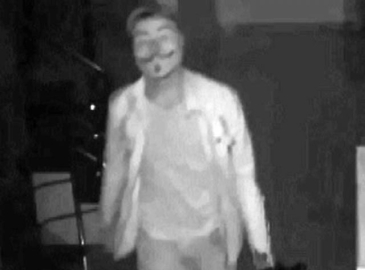 V maskeli hırsız kameraya takıldı