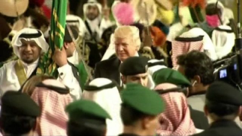 Trump'tan kılıç dansı