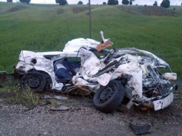 Otomobil kağıt gibi ezildi: 3 ölü