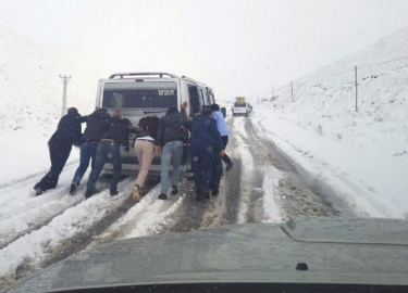 Mayısta kar sürprizi: Araçlar mahsur kaldı