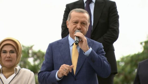 Salon dışındaki partililere hitap etti