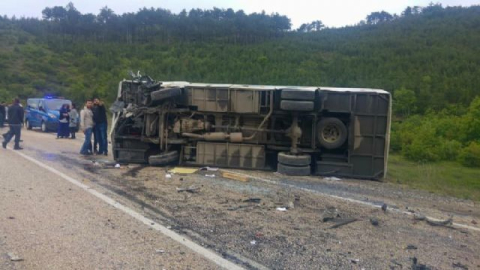 Bursa'da midibüs ile otomobil çarpıştı: Ölü ve yaralılar var