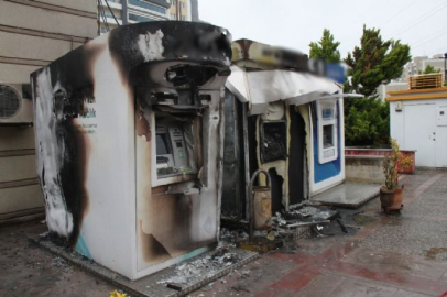 İçinde 300 bin TL olan 2 ATM alev alev yandı