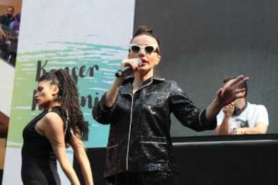 İzmir'de Gülşen ve Ozan Çolakoğlu rüzgarı esti