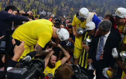 Antic, Datome'nin saçlarını kesti