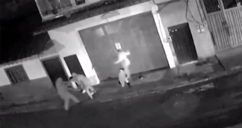 Adan kadına, çevredekiler adama saldırdı