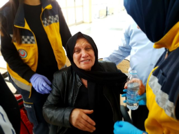 Darbecilere tepki gösteren şehit annesi salonda bayıldı