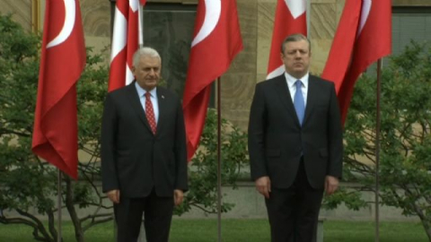 Başbakan Yıldırım Gürcistan'da resmi törenle karşılandı