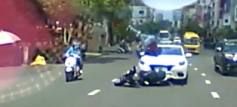 Önce otomobil, ardından motosiklet çarptı