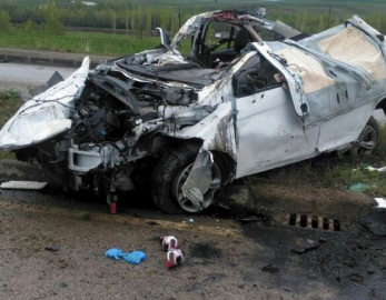 Otomobil elektrik direğine çarptı: 2 ölü, 4 yaralı