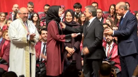 Abdullah Gül gelinine diplomasını verdi