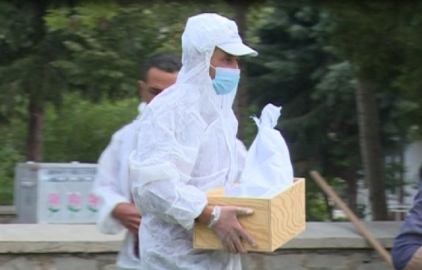 Arazisi içinde kalan mezarları kaldırttı