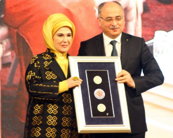 Emine Erdoğan'a 'Yılın Kişisi' ödülü