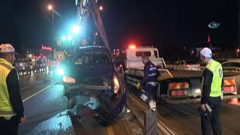 Kazaya karışan otomobil metrobüs yoluna daldı