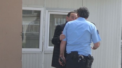 Güvenlik görevlisi okul önündeki genci vurdu