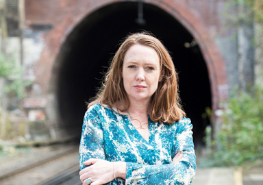 Paula Hawkins'ten yeni roman: Karanlık sular