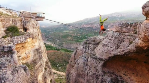 Metrelerce yüksekte amuda kalktı