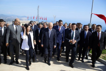 Bahçeli'nin Ferdi Tayfur şarkıları eşliğinde çay keyfi