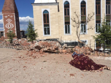 Üzerine minare devrilen işçi hayatını kaybetti