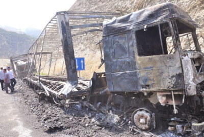 Teröristler yol kesip araç yaktı