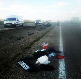 Ticari araç şarampole yuvarlandı: 2 ölü, 1 yaralı