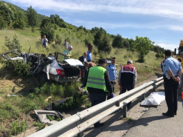 Tıra çarpan otomobil parçalandı: 4 ölü