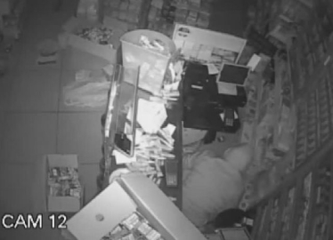 Market sahibini kovalayıp soyguna devam ettiler