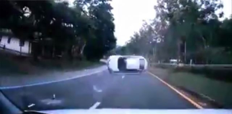 Defalarca takla attı