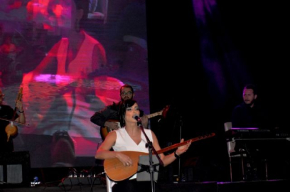 Özlem Özdil'den türkü ziyafeti