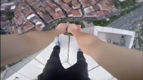 200 metre yükseklikte kaykayla kaydılar