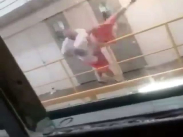 Kavga ettiği mahkumu aşağı attı