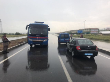 FETÖ'cüleri taşıyan cezaevi aracı kaza yaptı