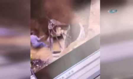 İki işçi toprağa gömüldü: O anlar kamerada