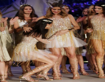 Adriana Lima hamile meslektaşının karnını öptü