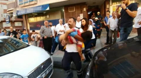 Küçük çocuğun kafası asansöre sıkıştı