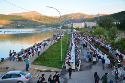 Van Gölü sahilinde 10 bin kişilik iftar yemeği rekoru