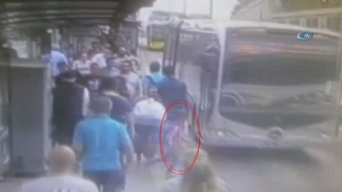 Arkadaşıyla şakalaşırken metrobüs yoluna atladı: O anlar kamerada