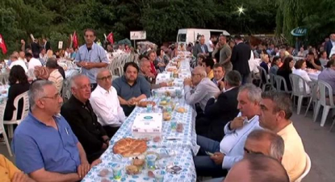 CHP'lilerden Maltepe Cezaevi önünde iftar sofrası