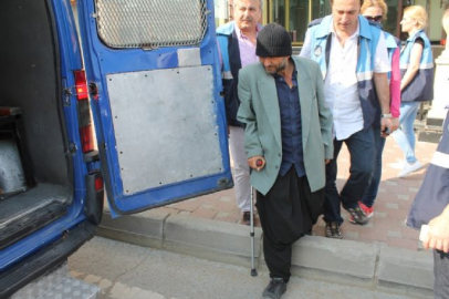 Zabıtayı görünce protez bacağını yerine taktı