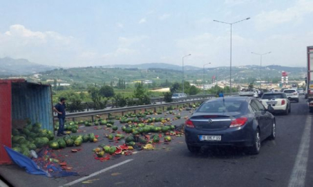 Kamyon yan yattı, karpuzlar yola saçıldı