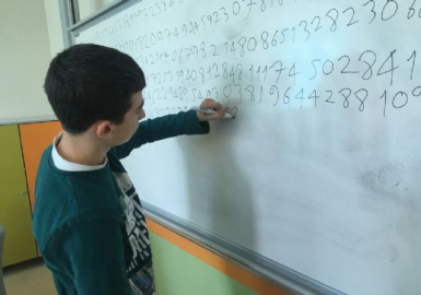 Pi sayısının 3 bin 141 basamağını ezberledi