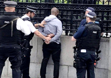 Londra'da silah sesleri! Parlamento kapatıldı