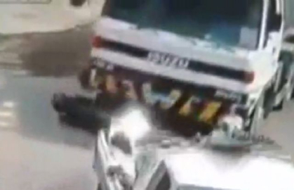 Kamyonet motosikletliyi böyle ezdi