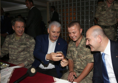 Başbakan Yıldırım, Lice'deki askerlerle sahur yaptı