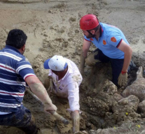 Hayvanlarını kurtarmak isterken canından oluyordu