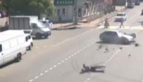 Motosikletli metrelerce uçtu